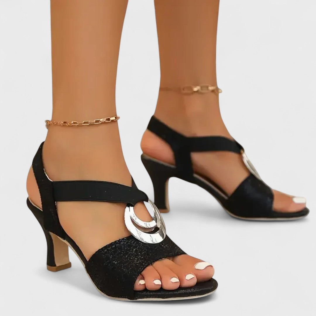 Yasmina – elegant sandal med dekorativt spänne