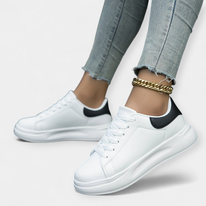 Vita sneakers i skinn
