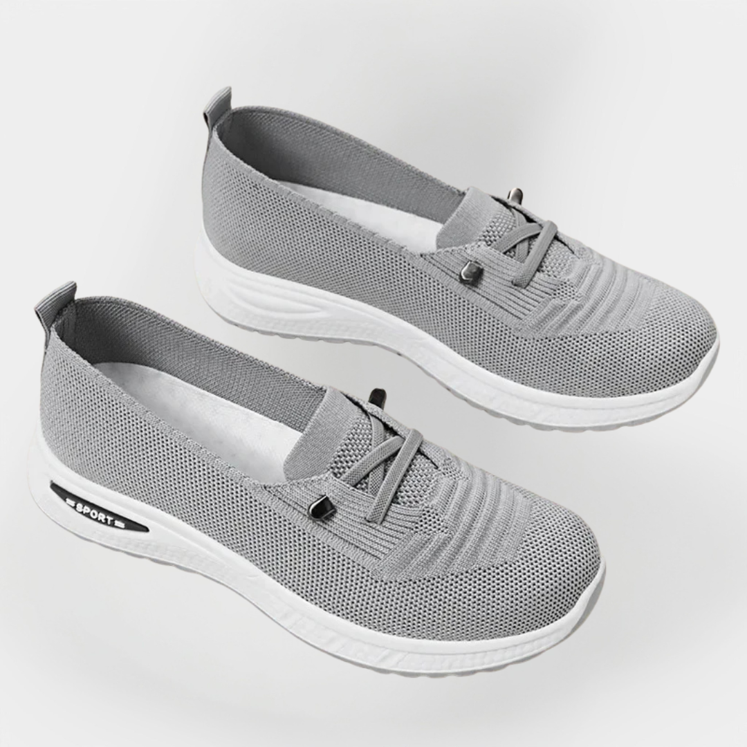 Sneakers i lätt material med flexibel sula