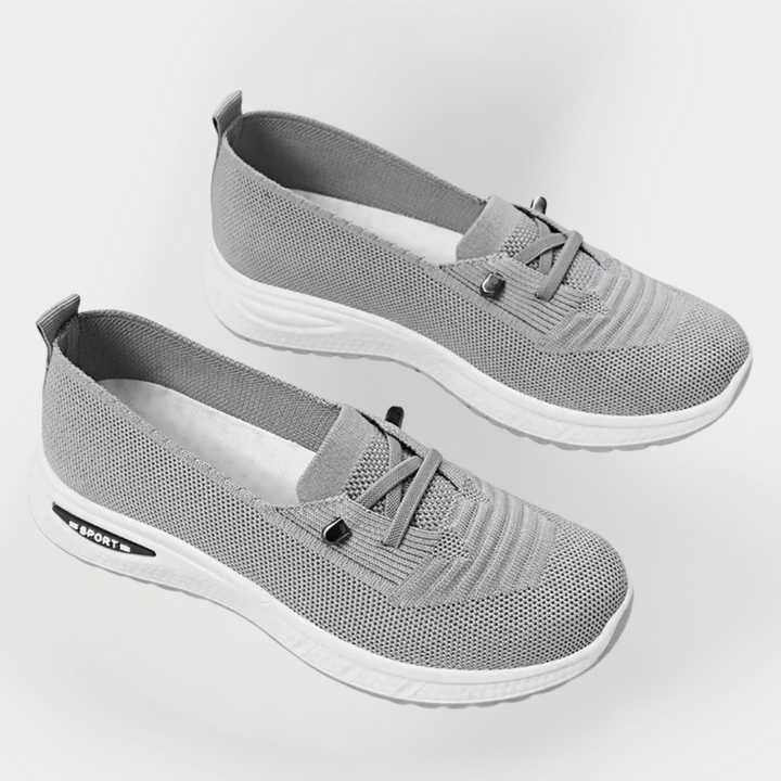 Sneakers i lätt material med flexibel sula