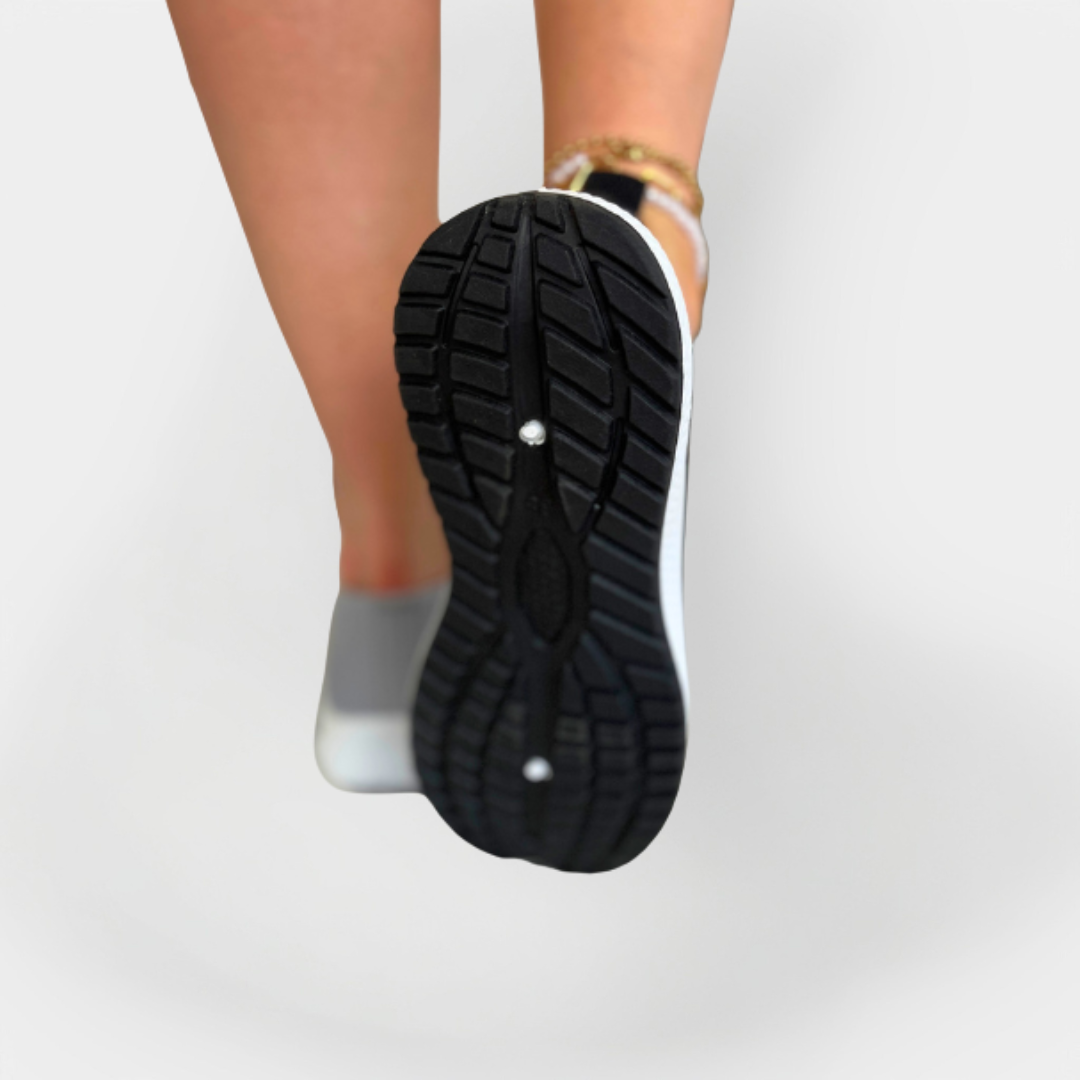 Sneakers i lätt material med flexibel sula