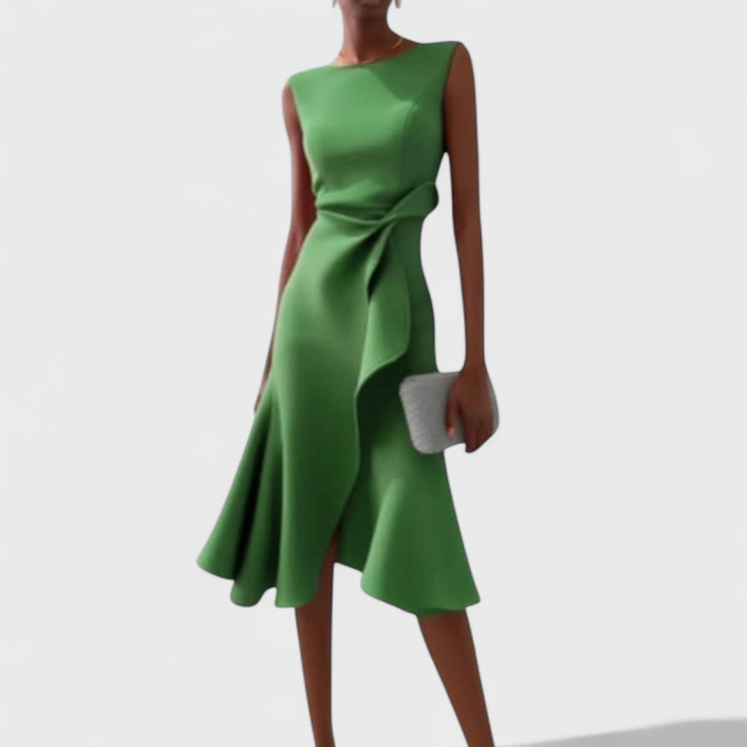 Andrea – asymmetrisk klänning med eleganta detaljer
