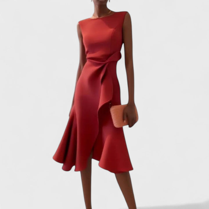 Andrea – asymmetrisk klänning med eleganta detaljer
