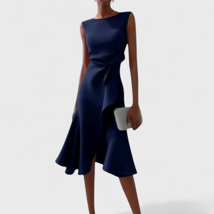Andrea – asymmetrisk klänning med eleganta detaljer
