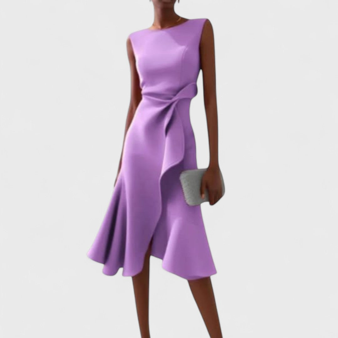 Andrea – asymmetrisk klänning med eleganta detaljer