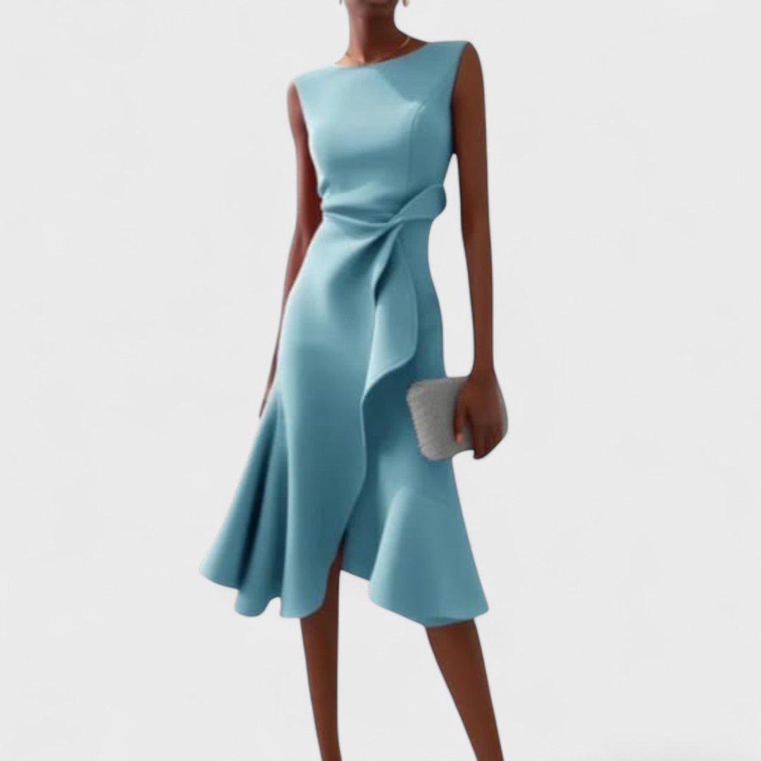 Andrea – asymmetrisk klänning med eleganta detaljer
