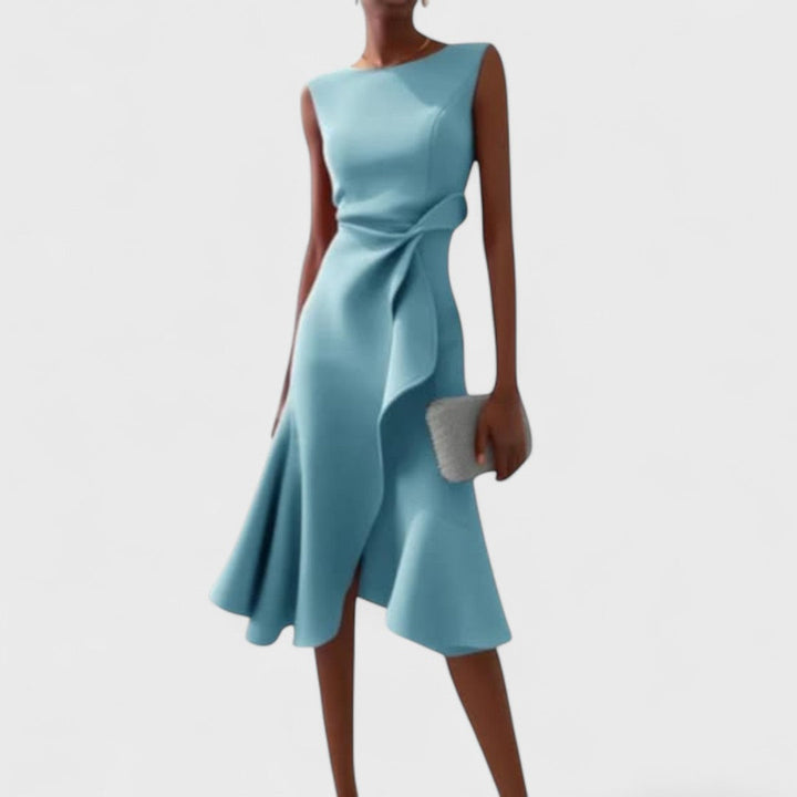 Andrea – asymmetrisk klänning med eleganta detaljer