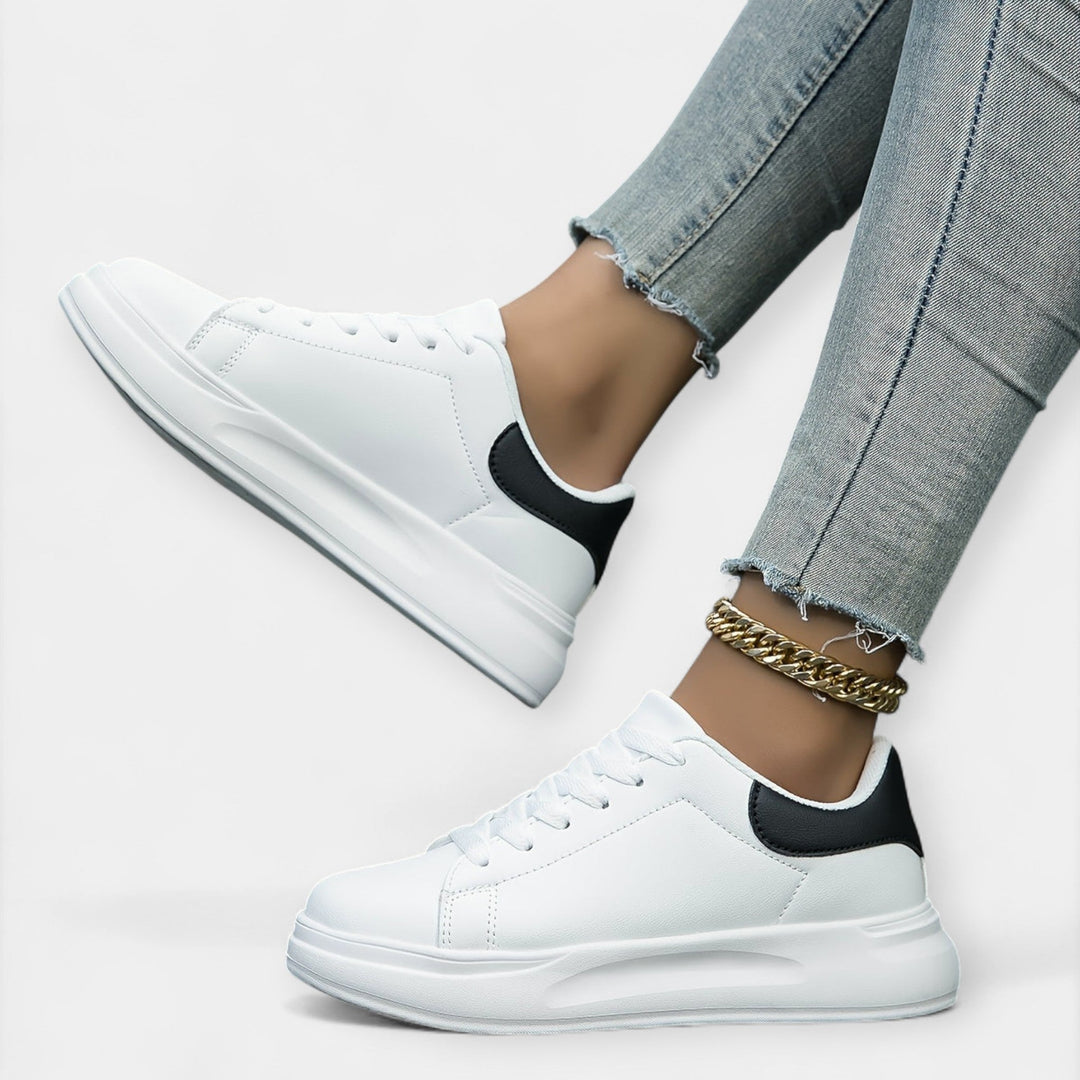 Vita sneakers i skinn