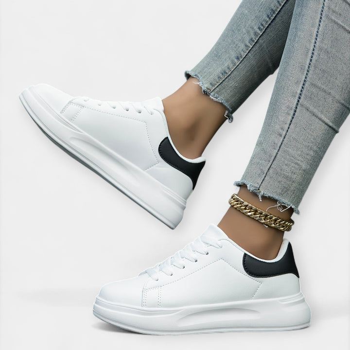 Vita sneakers i skinn