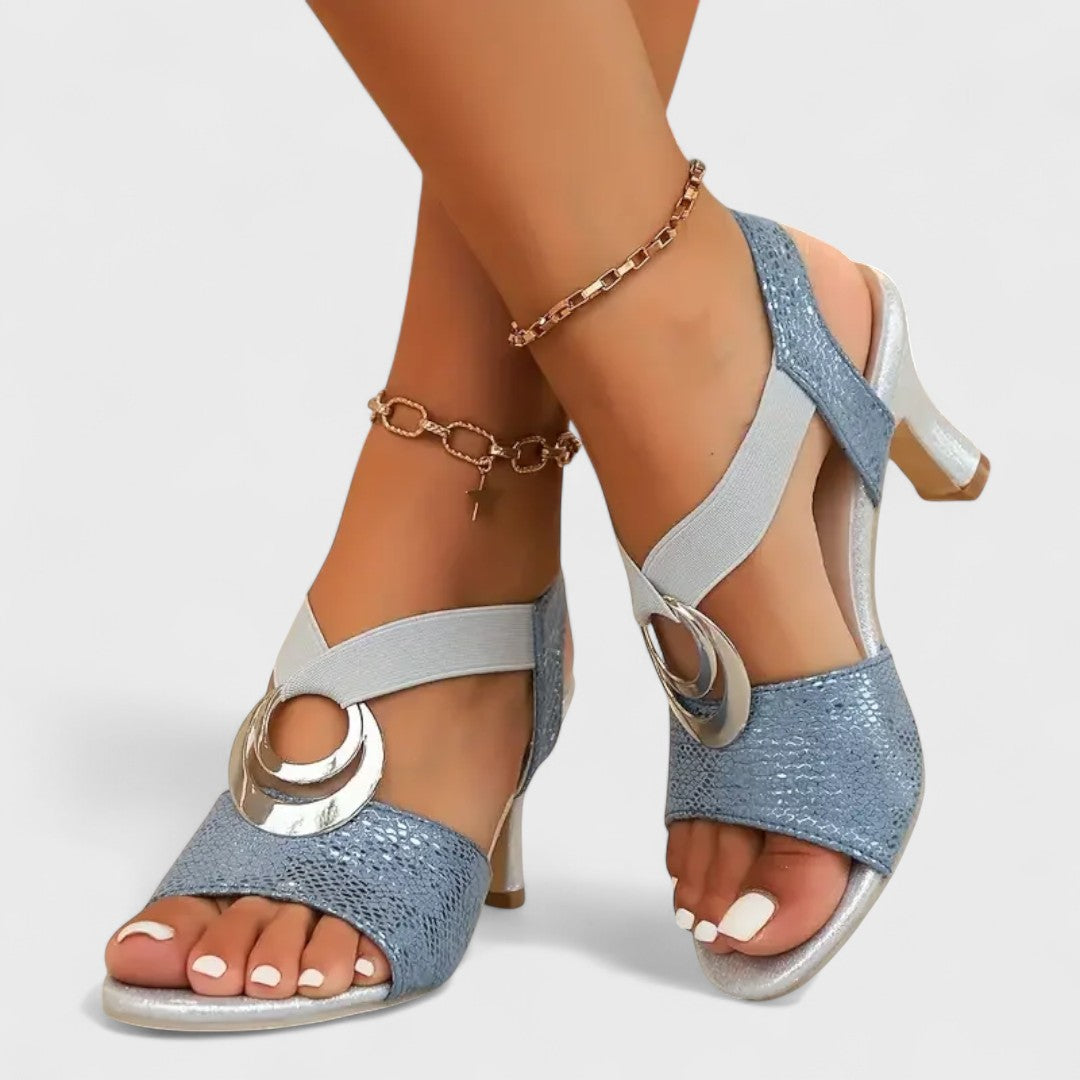 Yasmina – elegant sandal med dekorativt spänne