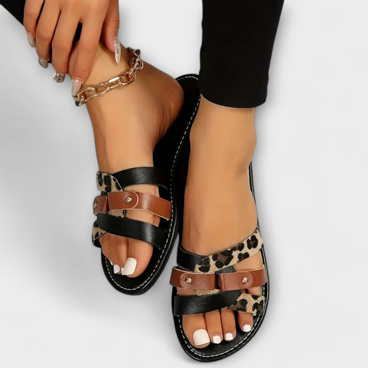 Leopardmönstrad sandal med korsband