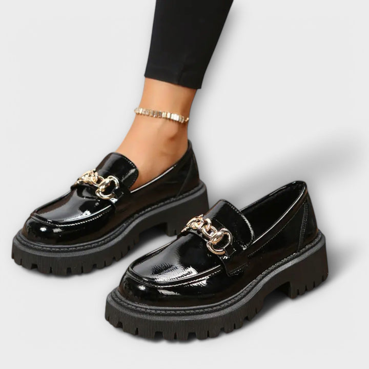 Moderna platåloafers för dam med spänne