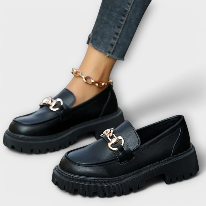 Moderna platåloafers för dam med spänne