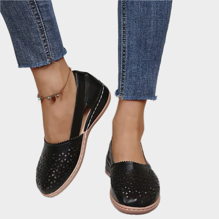 Anatomiska ballerinaskor i skinn med utskärningar och band