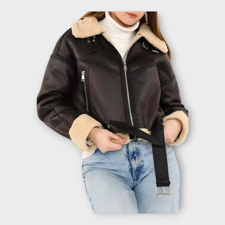 Modern skinnjacka med foder och skärp