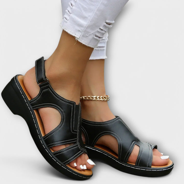 Kristina – ortopedisk skinnsandal med bekväm klack