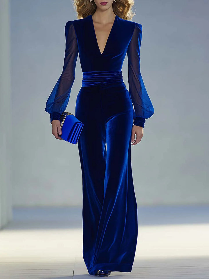 Sabrina – lång jumpsuit i sammet med v-ringning och långa nätärmar, elegant och retro