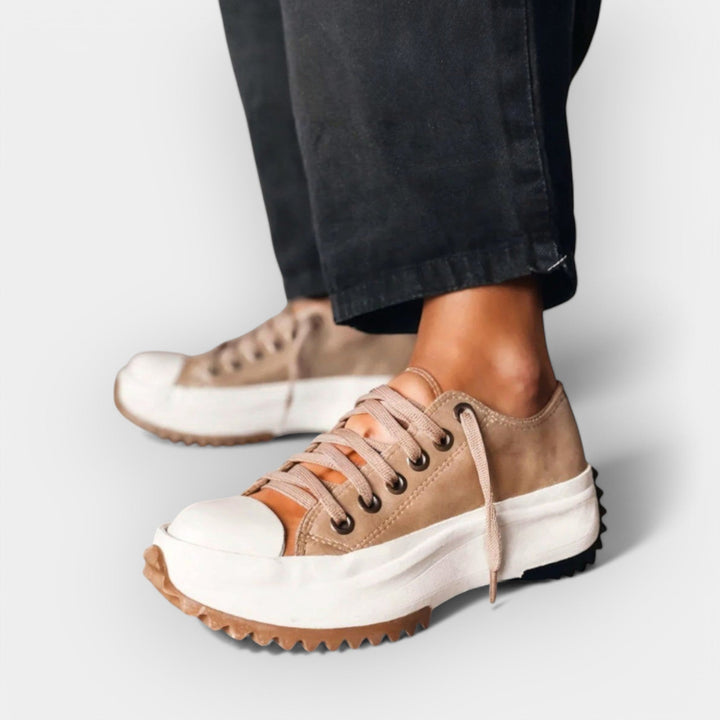 Moderna sneakers med grov sula