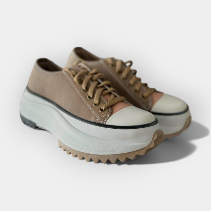 Moderna sneakers med grov sula