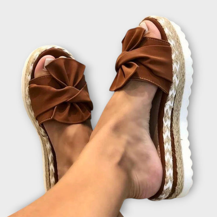 Solegenius – ortopedisk sandal med rosett