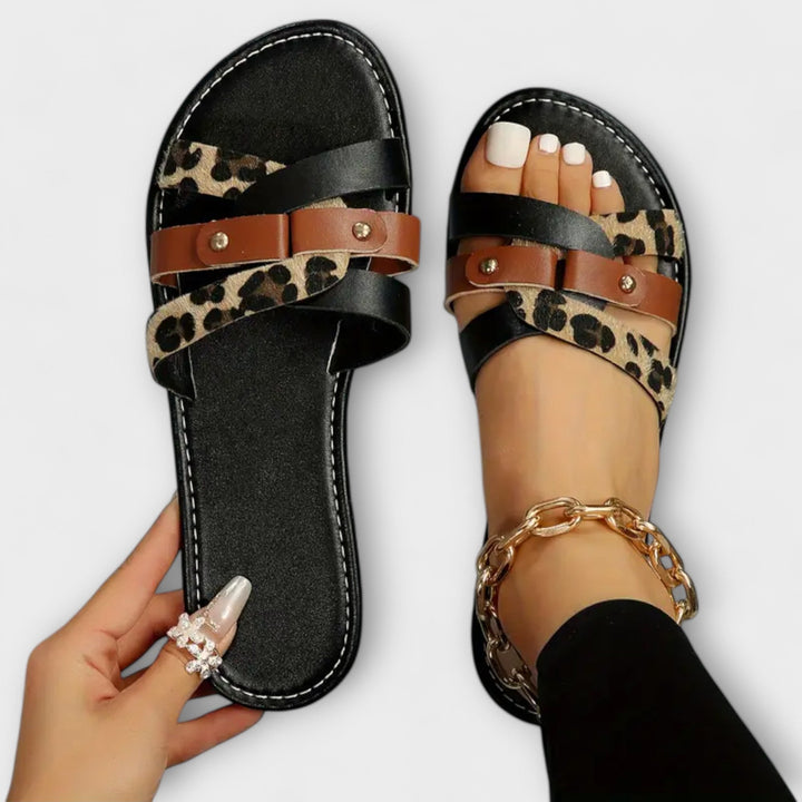 Leopardmönstrad sandal med korsband