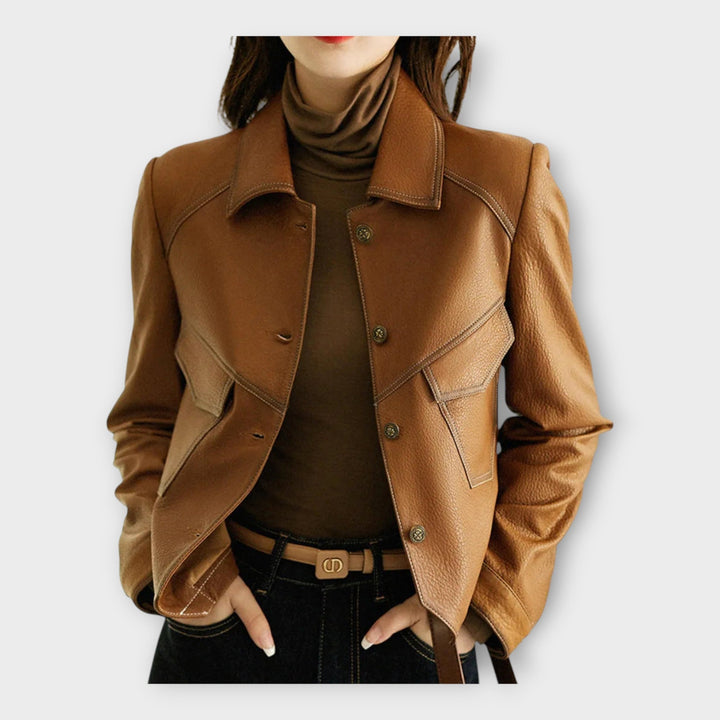 Elegant skinnkavaj med modern design och förfinad estetik