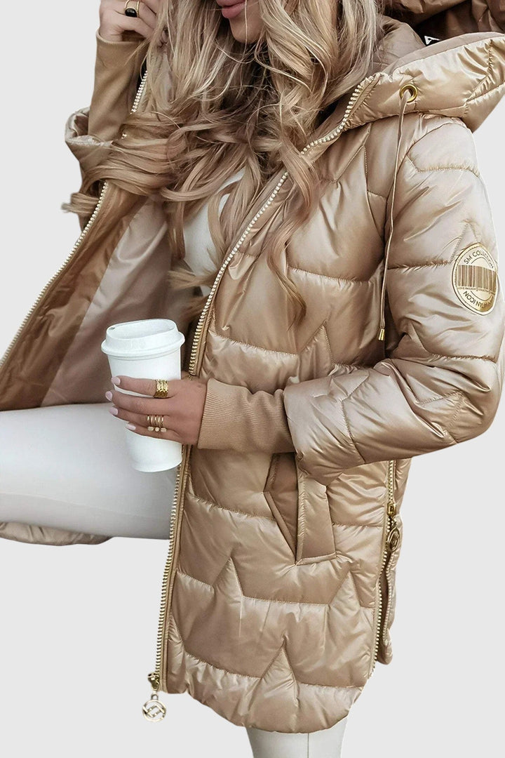 Nolven – elegant damkappa med huva