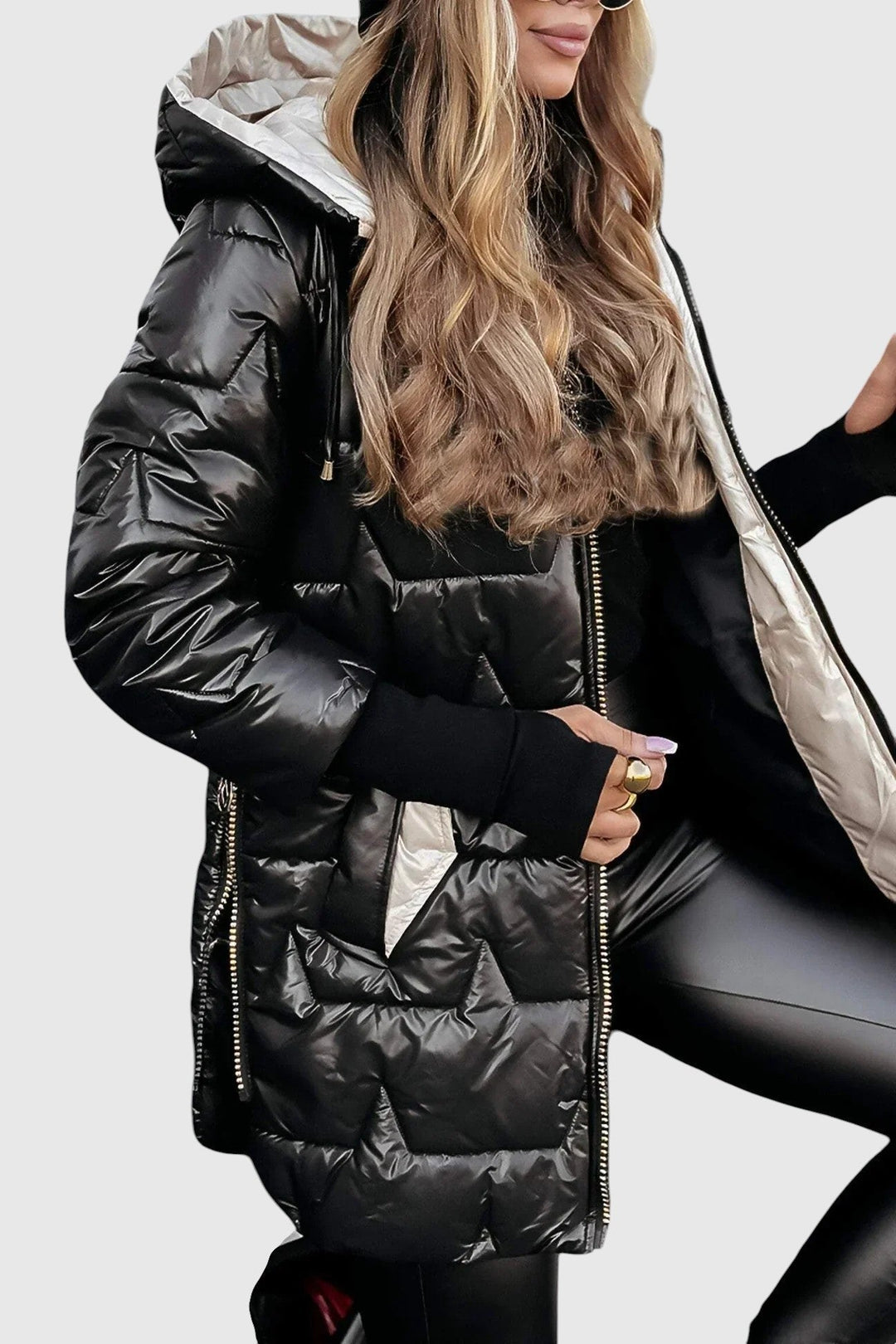 Nolven – elegant damkappa med huva