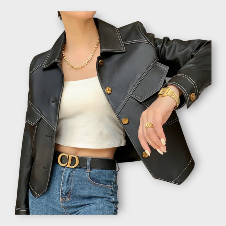 Elegant skinnkavaj med modern design och förfinad estetik