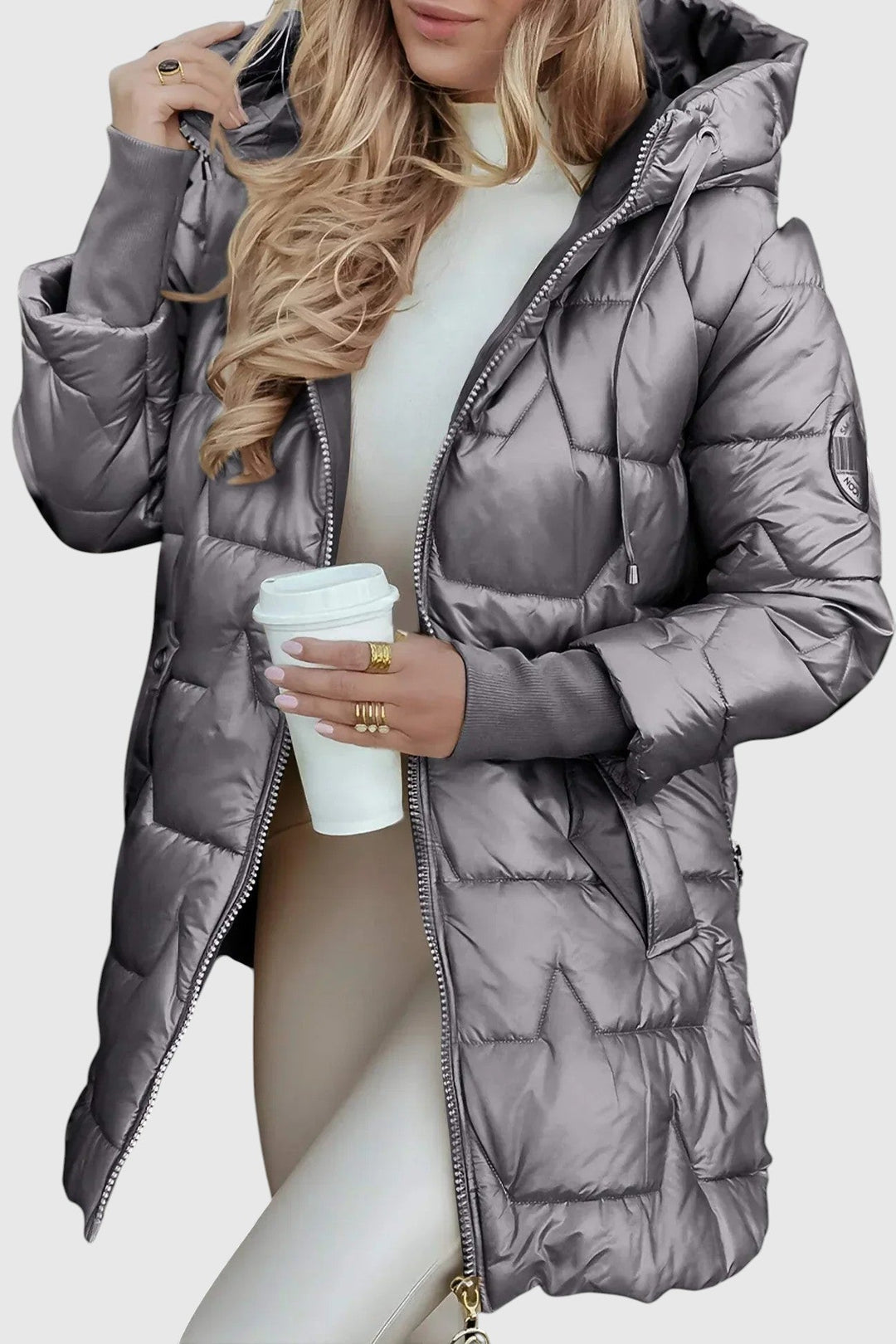 Nolven – elegant damkappa med huva