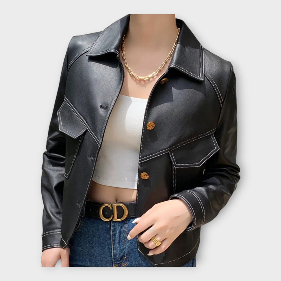 Elegant skinnkavaj med modern design och förfinad estetik
