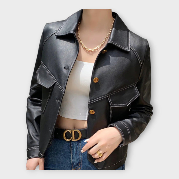 Elegant skinnkavaj med modern design och förfinad estetik
